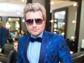 Неизвестный мужчина романтично ухаживает за Николаем Басковым   