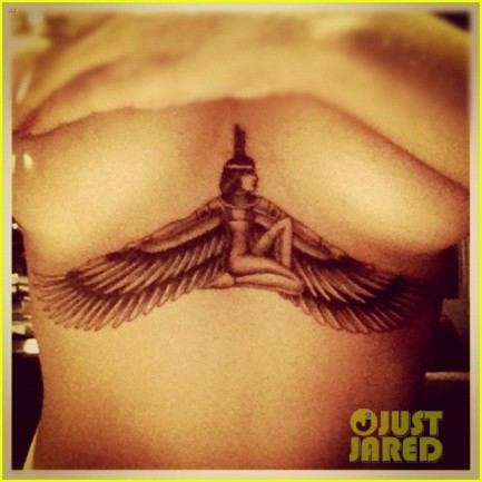 rihanna-honors-gran-gran-dolly-with-new-chest-tattoo-03