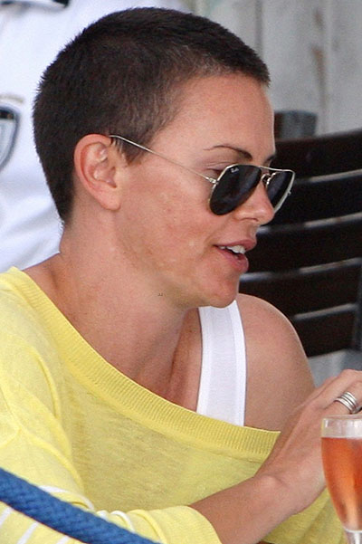 20122011-charlize-01