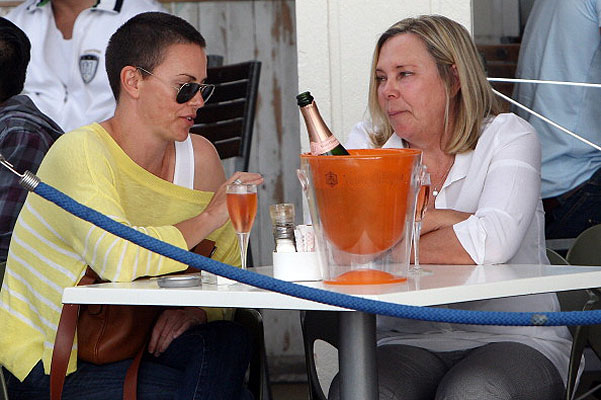 20122011-charlize-04