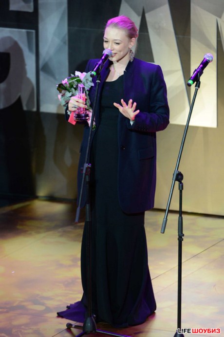 Беременная Оксана Акиньшина засветила на людях свой пузик