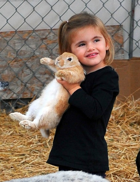 AnjaAmbrosioMazurAlessandraAmbrosioDaughtercgiaATwTwx7l