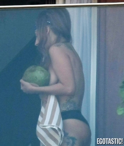 lady-gaga-shows-off-her-bikini-body-in-rio-07-400x470