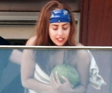 lady-gaga-shows-off-her-bikini-body-in-rio-08-435x580