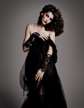 Сексуальная Летиция Каста в откровенной фотосессии