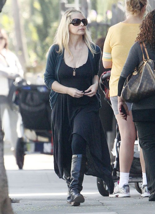 Sarah-Gellar-121012x- 8