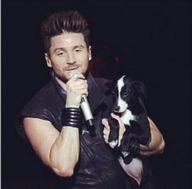 Свою новую «любовь» Сергей Лазарев таскает и на сцену, и даже в душ