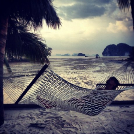 Дима Билан был вынужден тайно покинуть страну