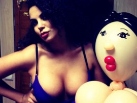 Настя Каменских и ее двойник «сравнили» свои пышные формы 