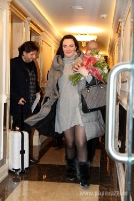 Елена Ваенга впервые после родов показала ножки