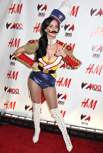 Кэти Перри и ее новогодние наряды