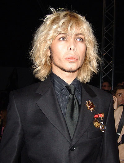 Почему Сергей Зверев не выходит на улицу без косметики?