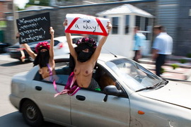  Обнаженные FEMEN протестовали под посольством Саудовской Аравии