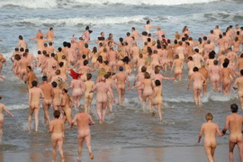 Четыре сотни нудистов установили новый рекорд!   