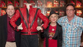 Самой дорогой вещью Майкла Джексона, ушедшей с аукциона, стал его культовый пиджак!    Биржевому торговцу из штата Техас удалось приобрести на аукционе в Калифорнии пиджак черно-красного цвета за 1,8 млн. долларов! В этой одежде популярный певец Майкл Джексон снимался в 1983 году в клипе 