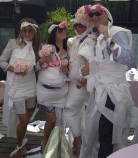 Виктории Бекхэм пришлось надеть платье из туалетной бумаги