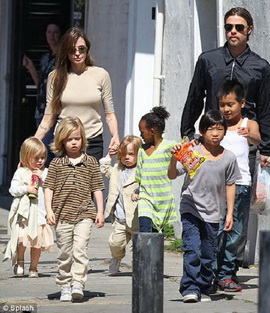 Дети Анджелины Джоли не считают ее классной?