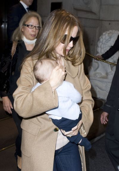 Четырехмесячный сын Траволты гуляет с мамой (фото)