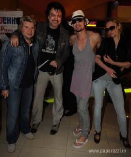 Дима Билан пришел на премьеру в женском платье