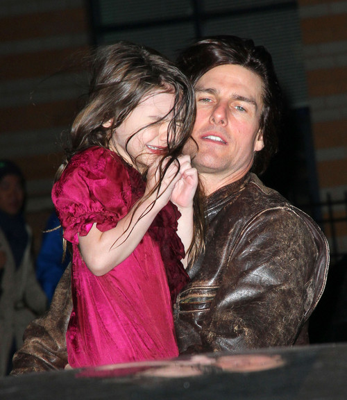 Дочь Тома Круза пугает папарацци забавными гримасами (фото)