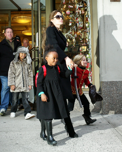 Анджелина Джоли и Бред Пит готовятся к Новому году