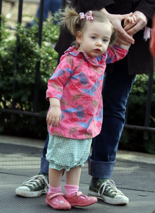 Сара Джессика Паркер и ее милые близняшки гуляют в парке (фоторепортаж)