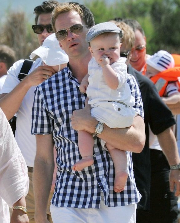 Тренд! Самые известные геи на прогулке с детьми!