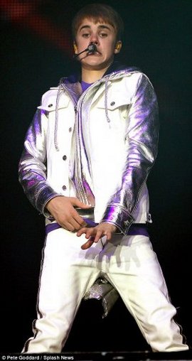 Джастин Бибер забыл застегнуть ширинку (фото)