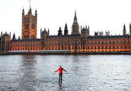 Британский фокусник научился ходить по воде