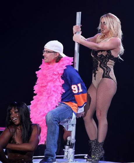  Бритни Спирс на глазах у публики соблазнила своего приятеля