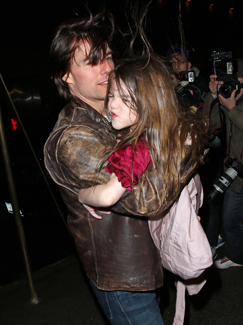 Дочь Тома Круза пугает папарацци забавными гримасами (фото)