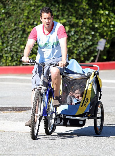 Адам Сэндлер катает дочерей на велосипеде с прицепом (фото)