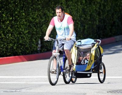 Адам Сэндлер катает дочерей на велосипеде с прицепом (фото)