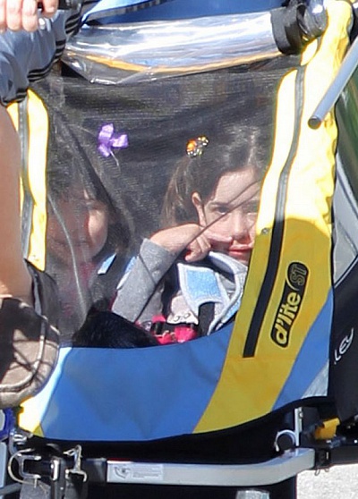 Адам Сэндлер катает дочерей на велосипеде с прицепом (фото)