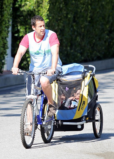 Адам Сэндлер катает дочерей на велосипеде с прицепом (фото)
