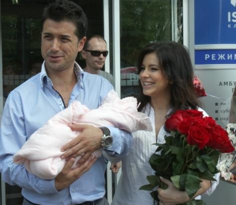 Ани Лорак: выписка из роддома в картинках!