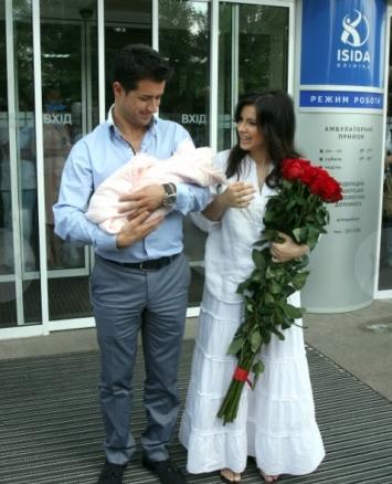 Ани Лорак: выписка из роддома в картинках!