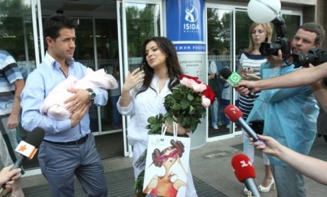 Ани Лорак: выписка из роддома в картинках!