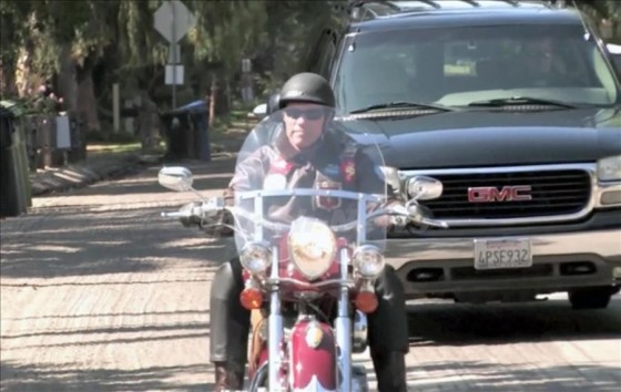 Арнольд Шварцнеггер рассекает на мотоцикле по Малибу