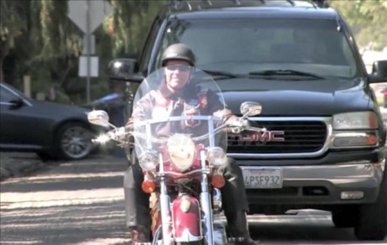 Арнольд Шварцнеггер рассекает на мотоцикле по Малибу