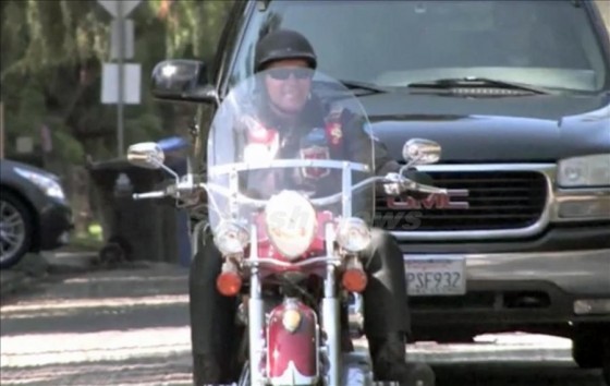 Арнольд Шварцнеггер рассекает на мотоцикле по Малибу