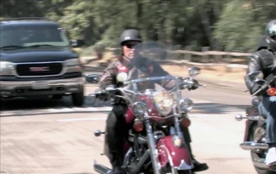 Арнольд Шварцнеггер рассекает на мотоцикле по Малибу