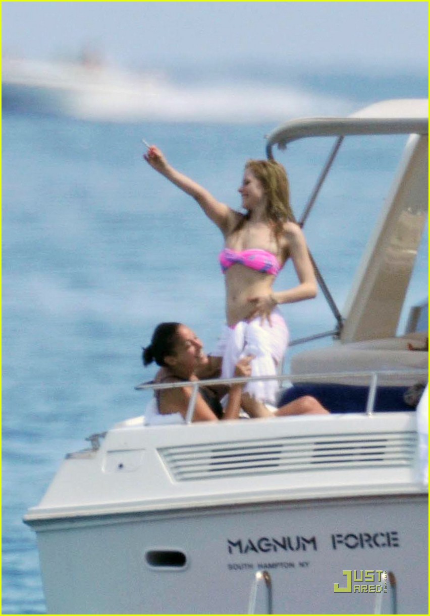 Аврил Лавин на яхте в бикини