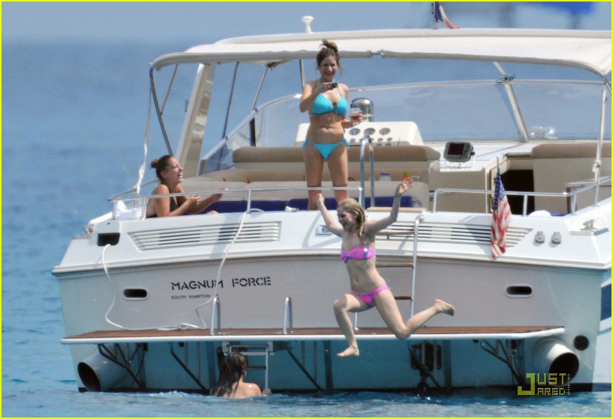 Аврил Лавин на яхте в бикини