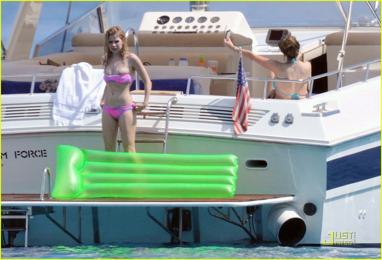 Аврил Лавин на яхте в бикини