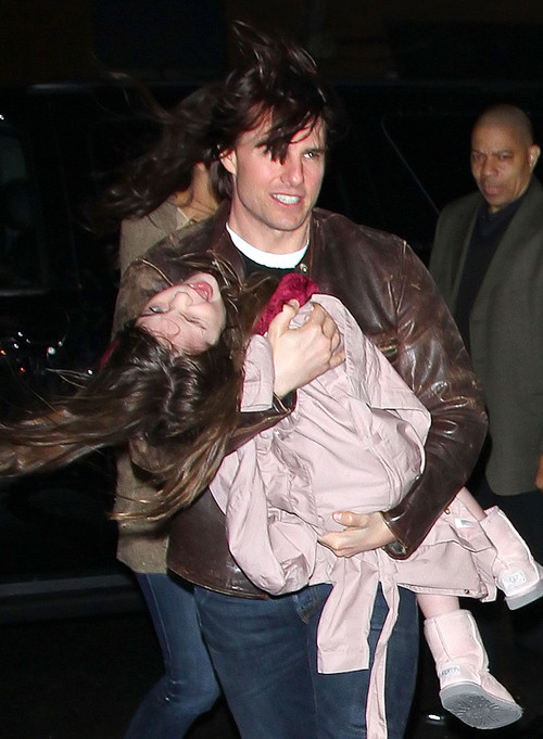 Дочь Тома Круза пугает папарацци забавными гримасами (фото)