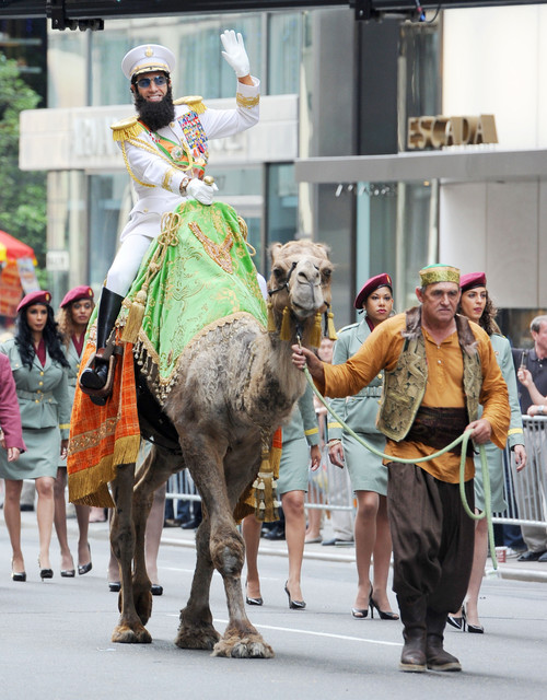 Саша Барон Коэн на съемках фильма «Диктатор»