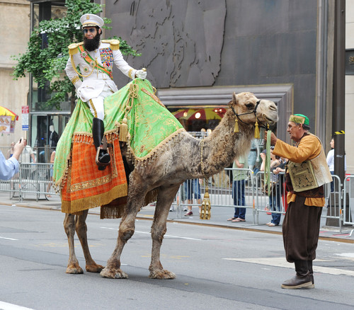 Саша Барон Коэн на съемках фильма «Диктатор»