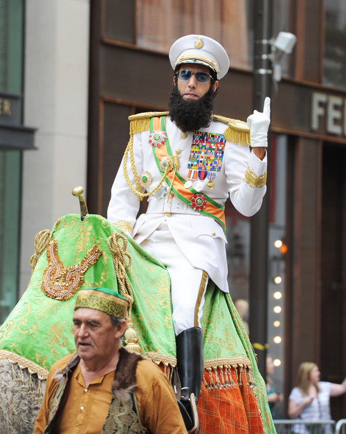 Саша Барон Коэн на съемках фильма «Диктатор»