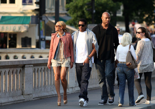 Бейонсе и Jay-Z: прогулка в Париже (фотоотчет)